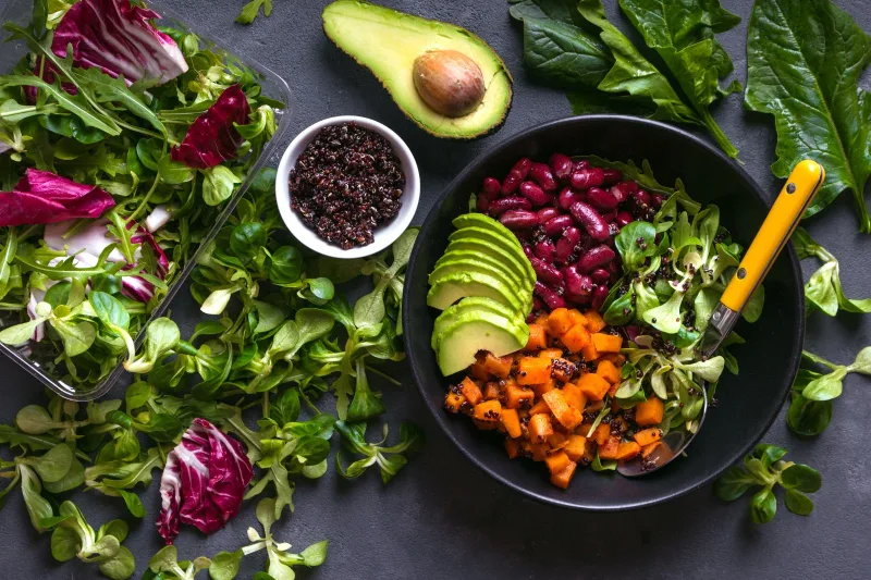 Bunte Gemüsebowle mit Avocado, Bohnen, Salat und Quinoa